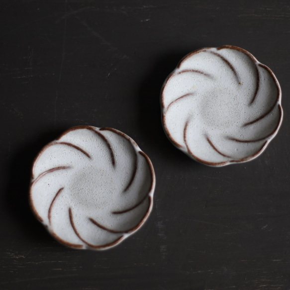 ちいさな豆皿　ネジ花　鉄粉のある乳白色・金属のような風合い　陶器 5枚目の画像