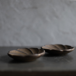 ちいさな豆皿　ネジ花　鉄粉のある乳白色・金属のような風合い　陶器 10枚目の画像