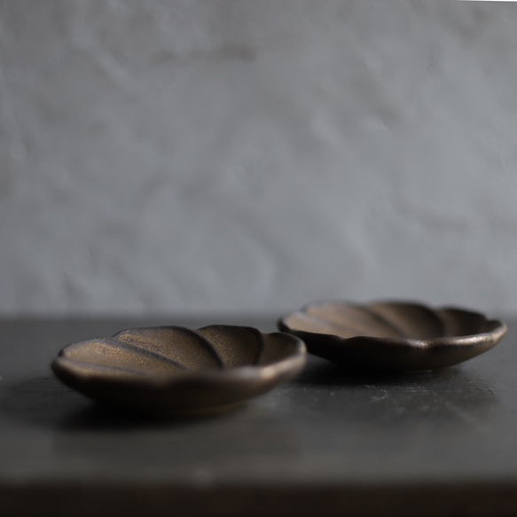 ちいさな豆皿　ネジ花　鉄粉のある乳白色・金属のような風合い　陶器 10枚目の画像