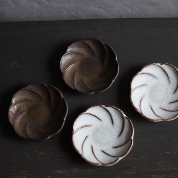 ちいさな豆皿　ネジ花　鉄粉のある乳白色・金属のような風合い　陶器 1枚目の画像