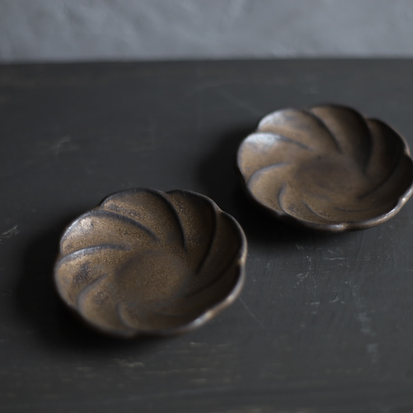 ちいさな豆皿　ネジ花　鉄粉のある乳白色・金属のような風合い　陶器 9枚目の画像