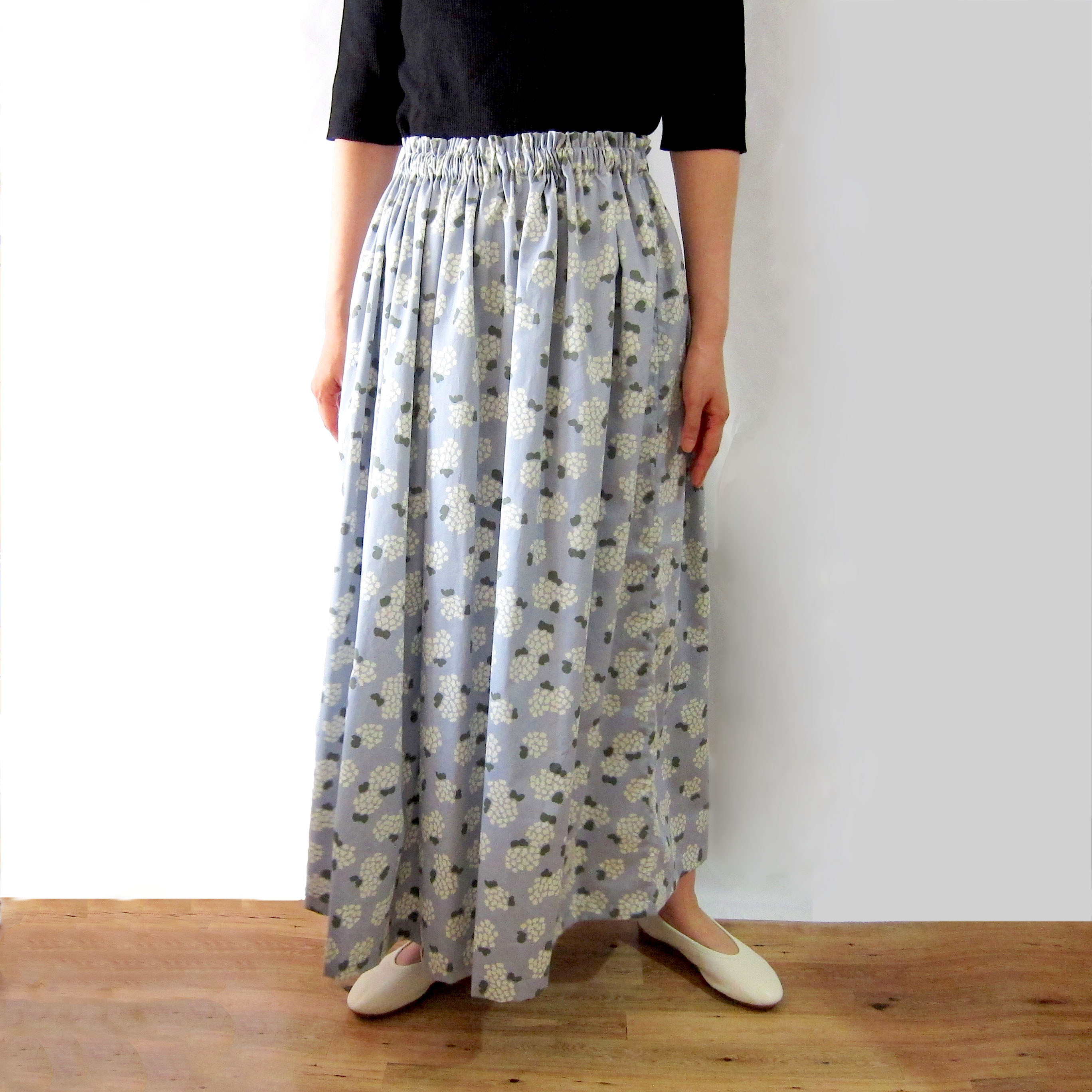 紫陽花 オオデマリの綿サテンロングスカート ライトブルー