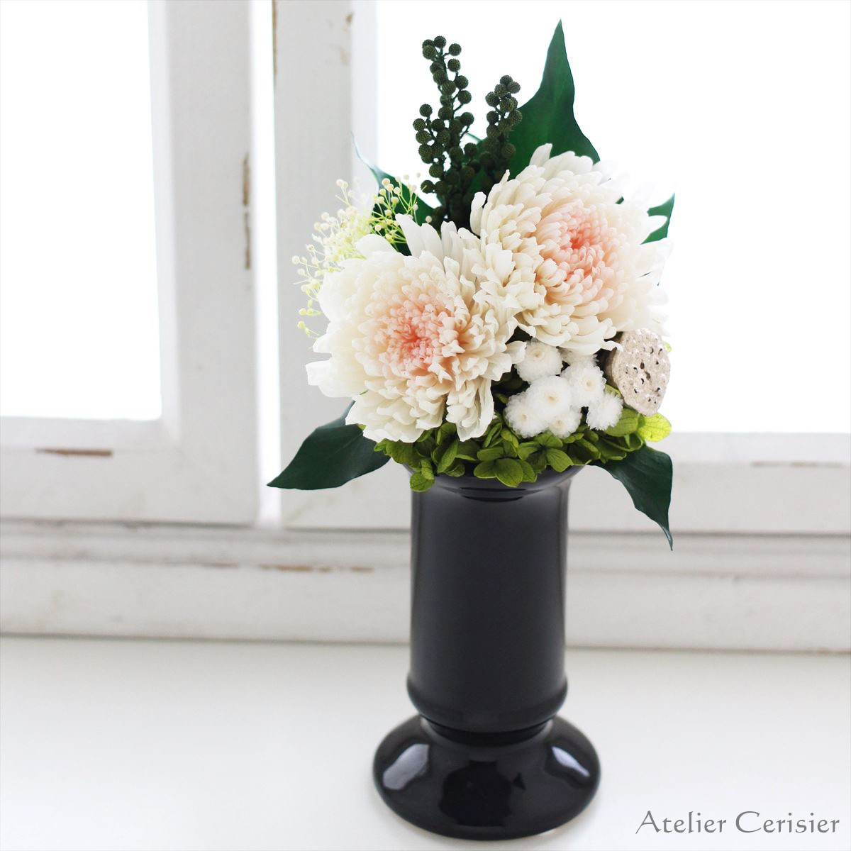 輪菊の仏花＜祥静 Mサイズ＞ホワイト ピンク プリザーブドフラワー 黒花器