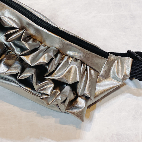 ☆再販！☆2段フリルがかわいいボディBAG メタリックシルバー ボディ