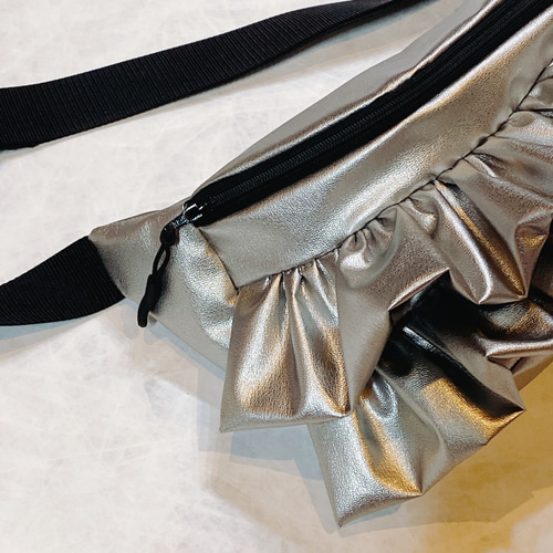 ☆再販！☆2段フリルがかわいいボディBAG メタリックシルバー