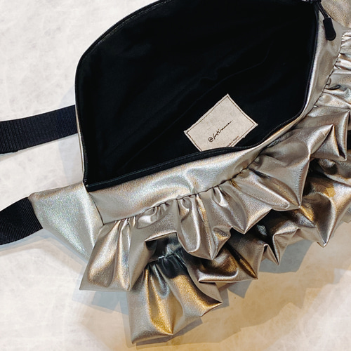 ☆再販！☆2段フリルがかわいいボディBAG メタリックシルバー
