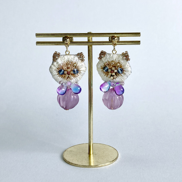 注目の福袋！ もふ猫さん(紫陽花)のビーズ刺繍ピアス オートクチュール刺繍 ピアス