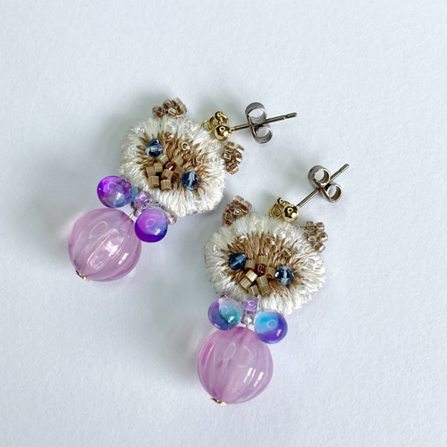 もふ猫さん(紫陽花)のビーズ刺繍ピアス オートクチュール刺繍