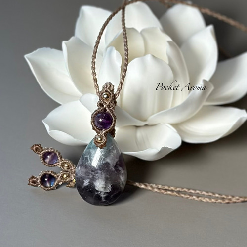 優空』フェザーインフローライトとスーパーセブンのマクラメペンダント  