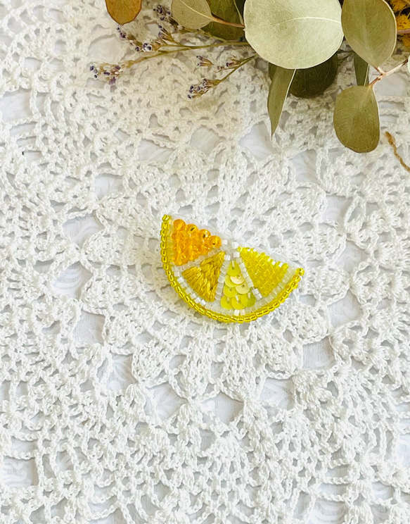 M.K.R.K⭐︎ レモン オレンジ ビーズ 刺繍 ブローチ ハンドメイド M.K.R.K⭐︎様専用 レモン オレンジ ビーズ 刺繍 ブローチ