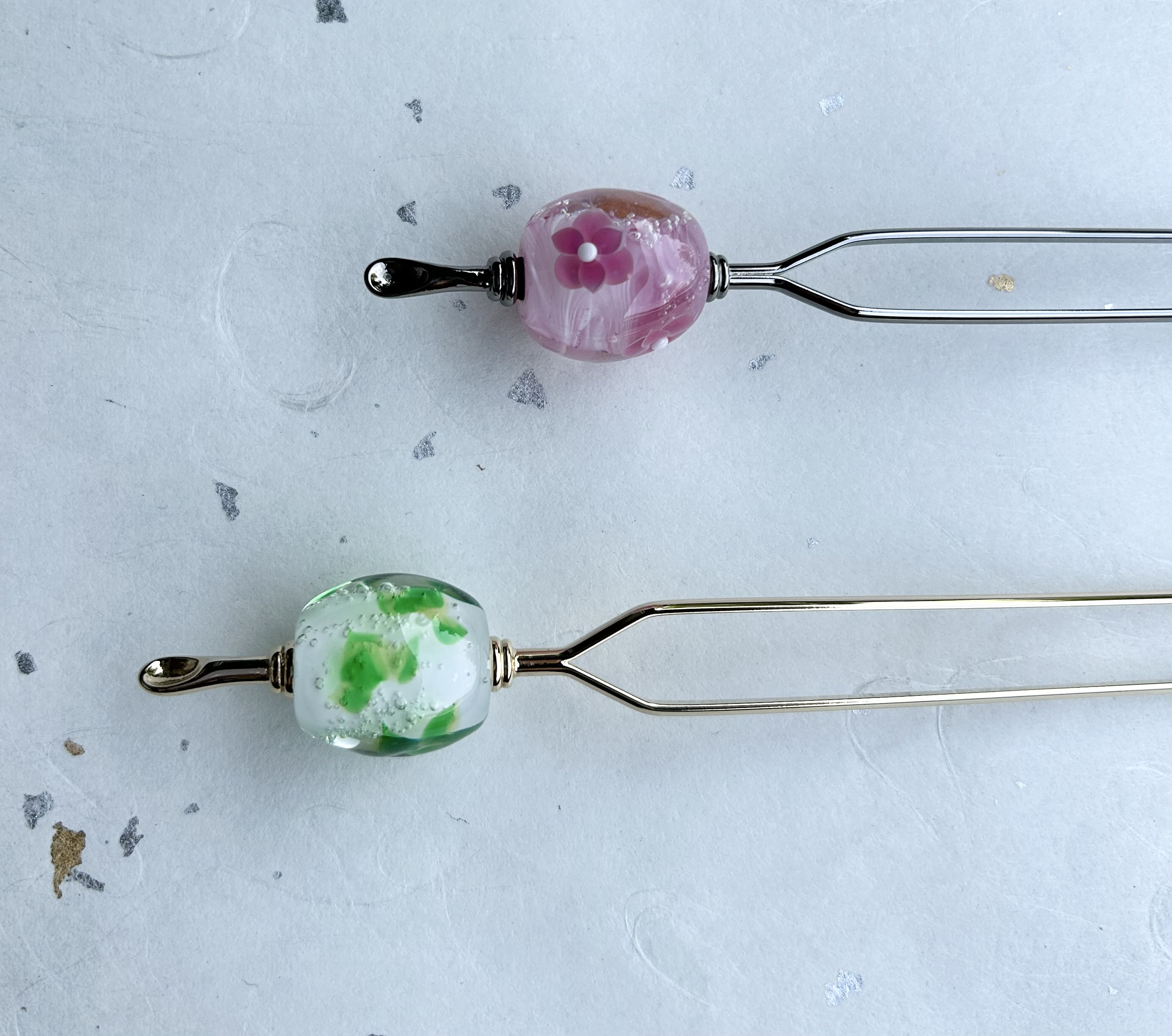 トンボ玉の簪-かんざし-　＊桃色華と若葉　浴衣、和装に合う　成人式にも