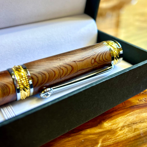 希少・虎杢・光明杢】長寿の木・屋久杉の万年筆 CN8 木材・板 金井工房