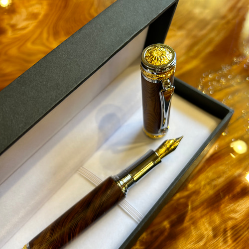 希少・虎杢・光明杢】長寿の木・屋久杉の万年筆 CN8 木材・板 金井工房