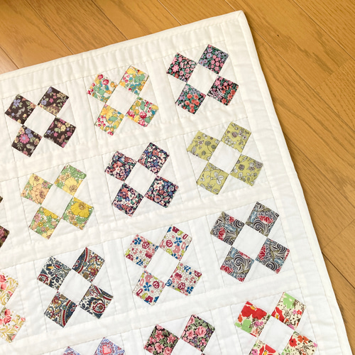 リバティの四角つなぎのパッチワークタペストリー タペストリー