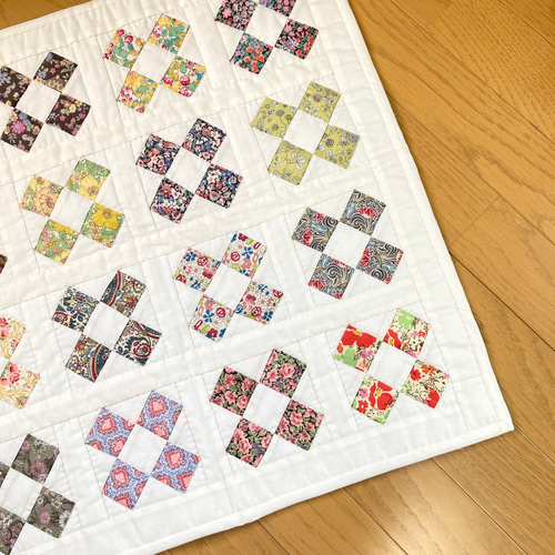 リバティの四角つなぎのパッチワークタペストリー タペストリー