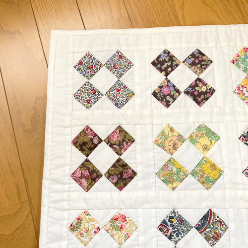 リバティの四角つなぎのパッチワークタペストリー タペストリー