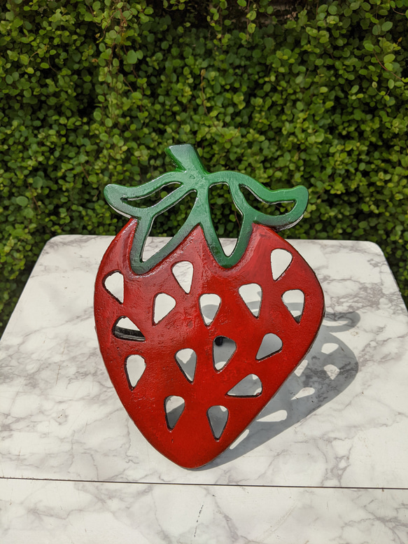 イチゴの形の置物  苺 いちご 置き看板  いちご農園 ジャム  #店舗什器  #アンティーク  #コベントアイアン 3枚目の画像