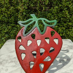イチゴの形の置物  苺 いちご 置き看板  いちご農園 ジャム  #店舗什器  #アンティーク  #コベントアイアン 1枚目の画像
