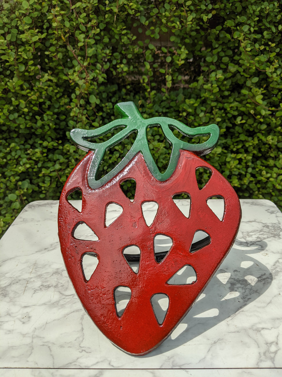 イチゴの形の置物  苺 いちご 置き看板  いちご農園 ジャム  #店舗什器  #アンティーク  #コベントアイアン 1枚目の画像