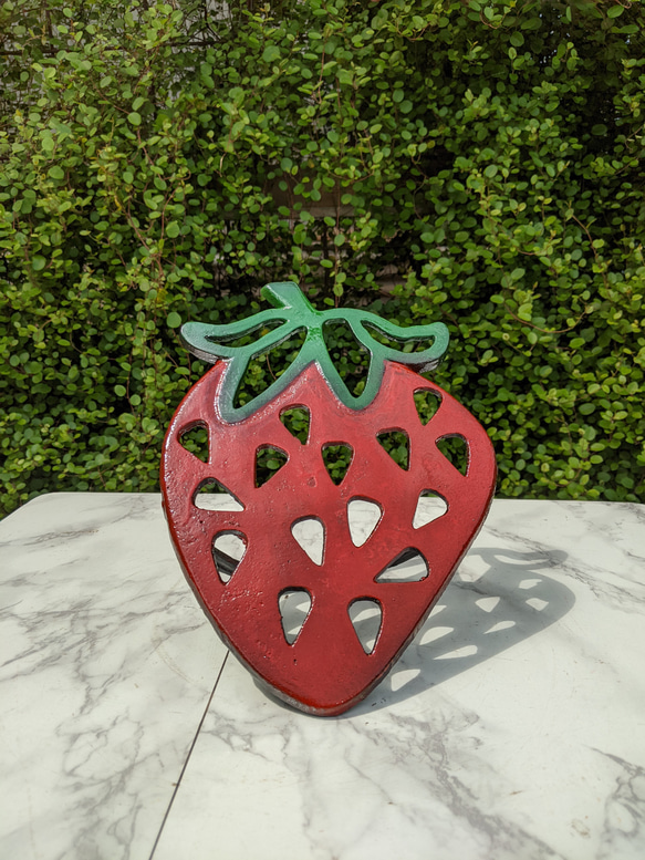 イチゴの形の置物  苺 いちご 置き看板  いちご農園 ジャム  #店舗什器  #アンティーク  #コベントアイアン 2枚目の画像