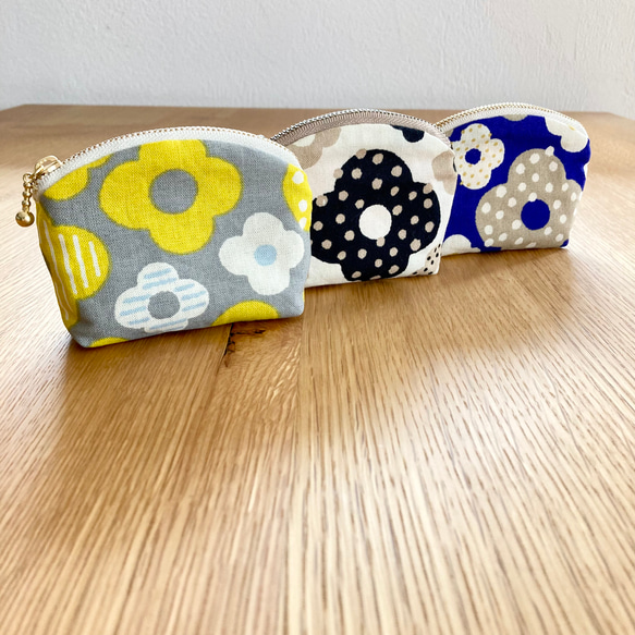 手のひらサイズの布製ミニポーチ⭐️お菓子みたいな花柄 【全3色