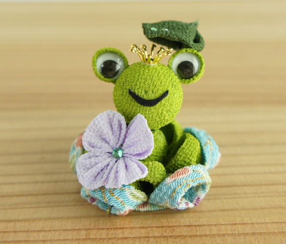 つまみ細工 ちりめん 雨上がり 王冠カエル かえる その他置物 clover