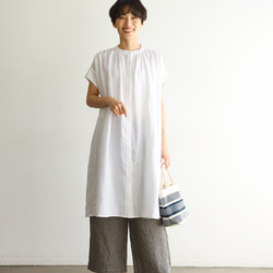 生地を贅沢に使用し、たっぷりギャザーを入れたリネンワンピース　リネン100％　ホワイト　240602-1 1枚目の画像
