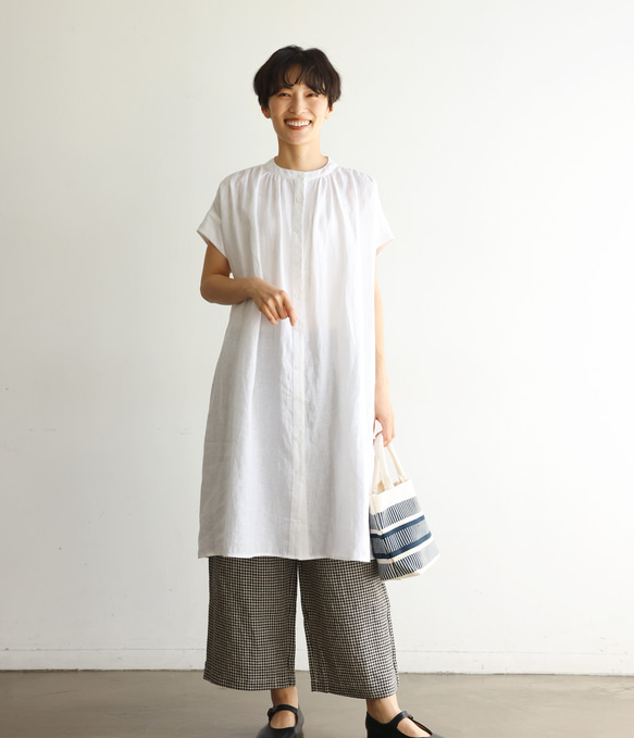 生地を贅沢に使用し、たっぷりギャザーを入れたリネンワンピース　リネン100％　ホワイト　240602-1 1枚目の画像