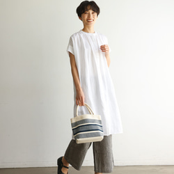 生地を贅沢に使用し、たっぷりギャザーを入れたリネンワンピース　リネン100％　ホワイト　240602-1 2枚目の画像