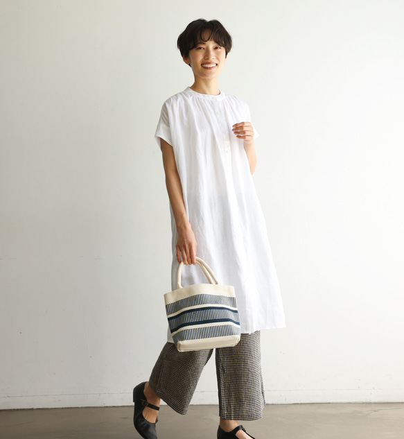 生地を贅沢に使用し、たっぷりギャザーを入れたリネンワンピース　リネン100％　ホワイト　240602-1 2枚目の画像