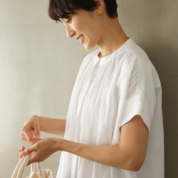 生地を贅沢に使用し、たっぷりギャザーを入れたリネンワンピース　リネン100％　ホワイト　240602-1 10枚目の画像