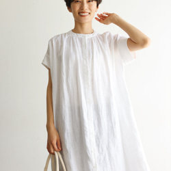 生地を贅沢に使用し、たっぷりギャザーを入れたリネンワンピース　リネン100％　ホワイト　240602-1 8枚目の画像