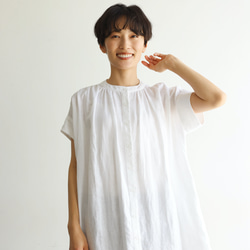 生地を贅沢に使用し、たっぷりギャザーを入れたリネンワンピース　リネン100％　ホワイト　240602-1 4枚目の画像