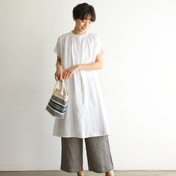 生地を贅沢に使用し、たっぷりギャザーを入れたリネンワンピース　リネン100％　ホワイト　240602-1 3枚目の画像