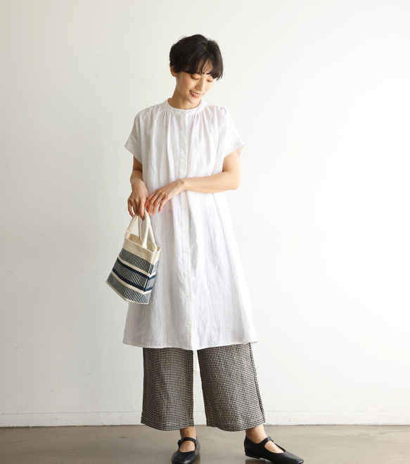 生地を贅沢に使用し、たっぷりギャザーを入れたリネンワンピース　リネン100％　ホワイト　240602-1 3枚目の画像