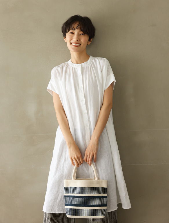 生地を贅沢に使用し、たっぷりギャザーを入れたリネンワンピース　リネン100％　ホワイト　240602-1 9枚目の画像