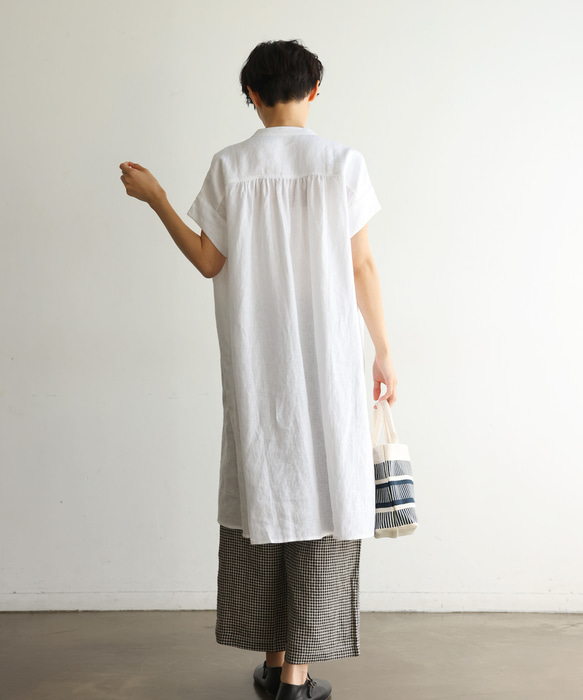 生地を贅沢に使用し、たっぷりギャザーを入れたリネンワンピース　リネン100％　ホワイト　240602-1 11枚目の画像