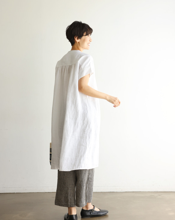 生地を贅沢に使用し、たっぷりギャザーを入れたリネンワンピース　リネン100％　ホワイト　240602-1 7枚目の画像