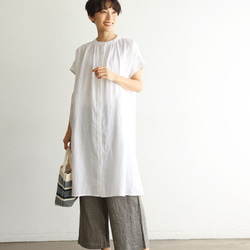 生地を贅沢に使用し、たっぷりギャザーを入れたリネンワンピース　リネン100％　ホワイト　240602-1 6枚目の画像