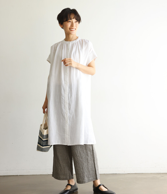 生地を贅沢に使用し、たっぷりギャザーを入れたリネンワンピース　リネン100％　ホワイト　240602-1 6枚目の画像