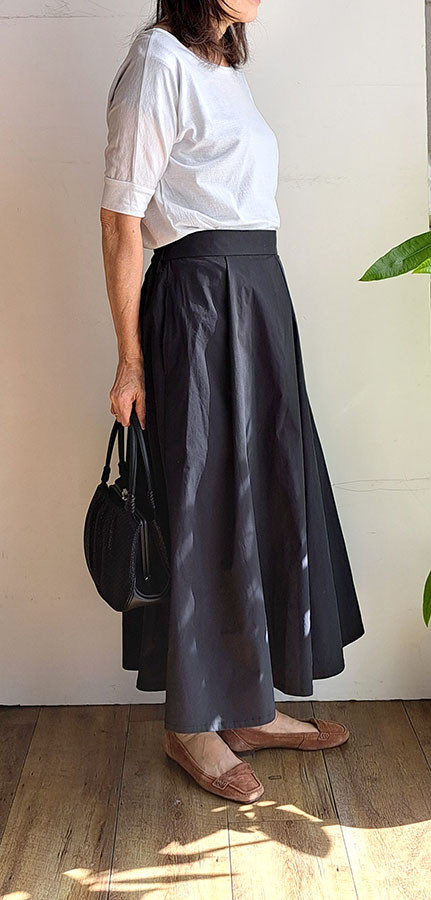 ハリ感がかわいいタックフレアースカート