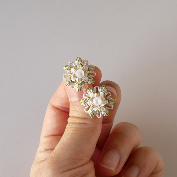 八重の花＊萌黄色(シルクマクラメのピアス)