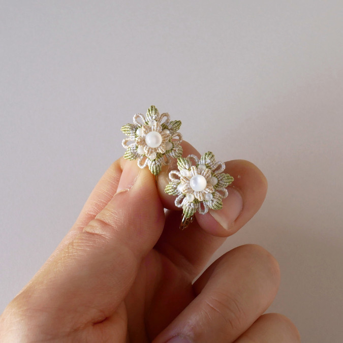 八重の花＊萌黄色(シルクマクラメのイヤリング)