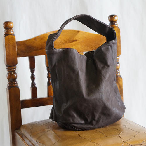 軽やかさと独自の風合いを楽しむ ヤギ革後染めバッグ☆限定品LUA  