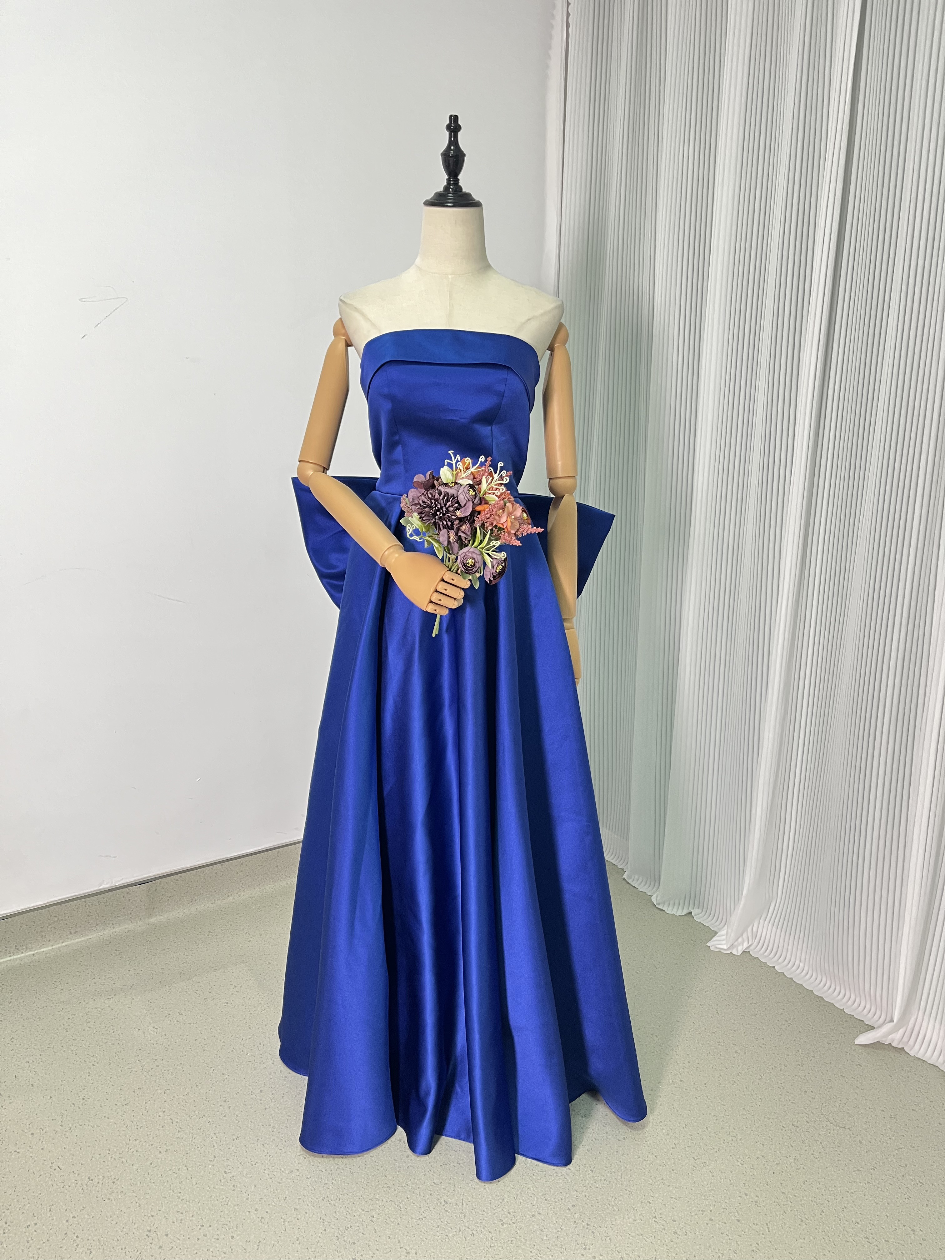 シンプルオシャレな鮮やかなブルーが魅力のベア ロングドレス