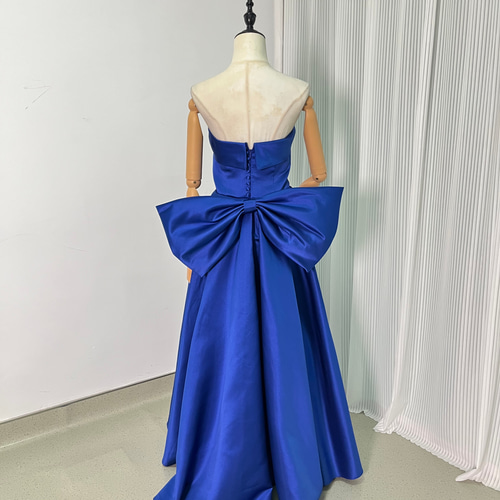 シンプルオシャレな鮮やかなブルーが魅力のベア ロングドレス