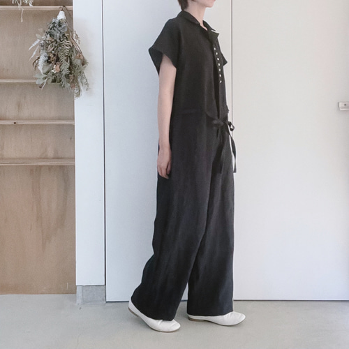 カジュアル過ぎない 上品なオールインワン 半袖 リネン 黒