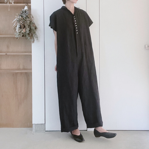 カジュアル過ぎない 上品なオールインワン 半袖 リネン 黒
