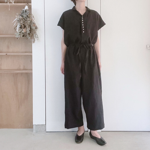 カジュアル過ぎない 上品なオールインワン 半袖 リネン 黒