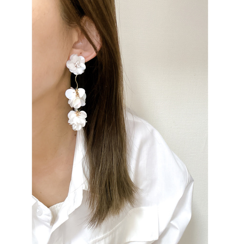 ホワイトフラワーピアス/イヤリング［ウェディングピアス］［結婚式  